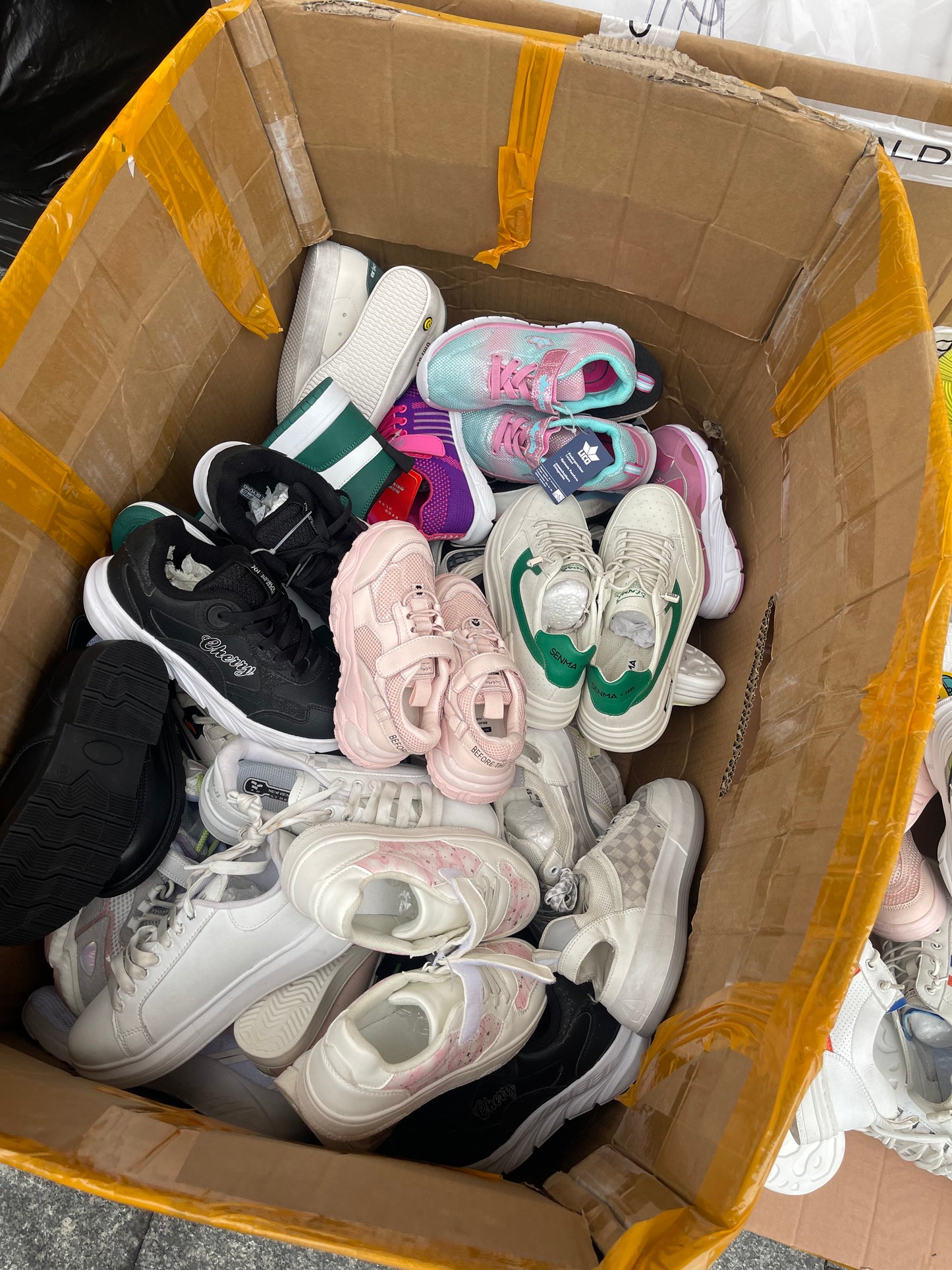 Lot de 50 paires de baskets enfant mix modèle